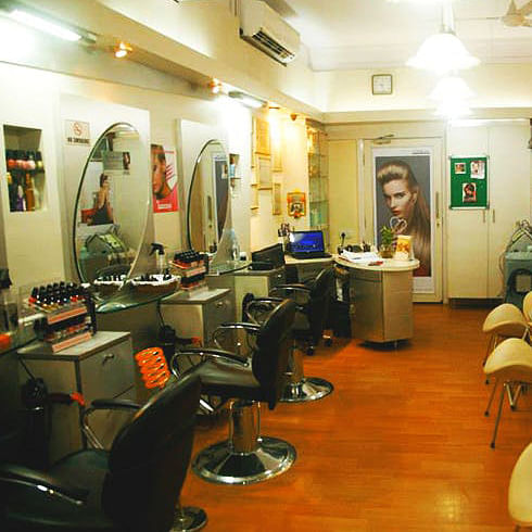 Beauty salon,Salon,Building,Barber chair,Hairdresser,Interior design,Room,Barber,Service,Furniture