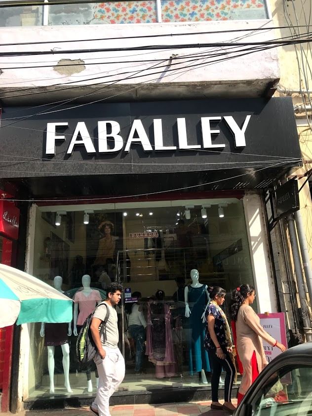 Building,Street,Outlet store,Shopping,Pedestrian