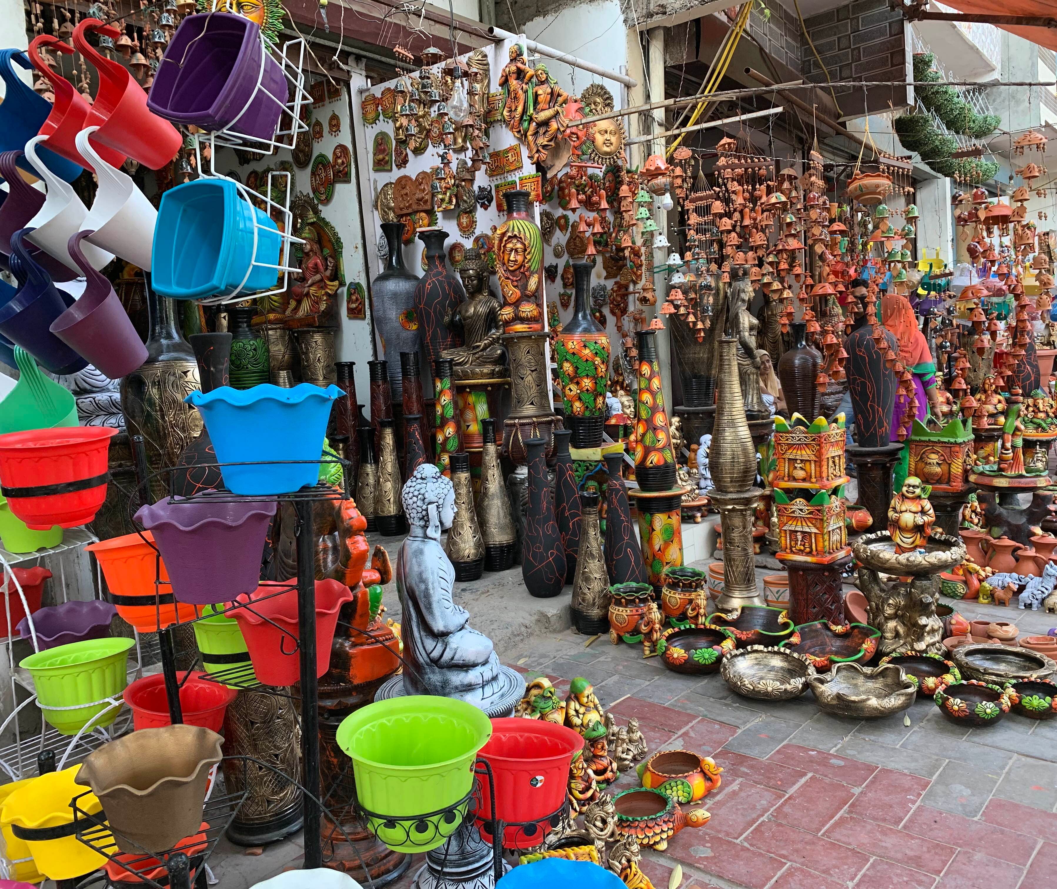 Bazaar,Selling,Market,Marketplace,Public space,Human settlement,Flea market,City,Building,Souvenir