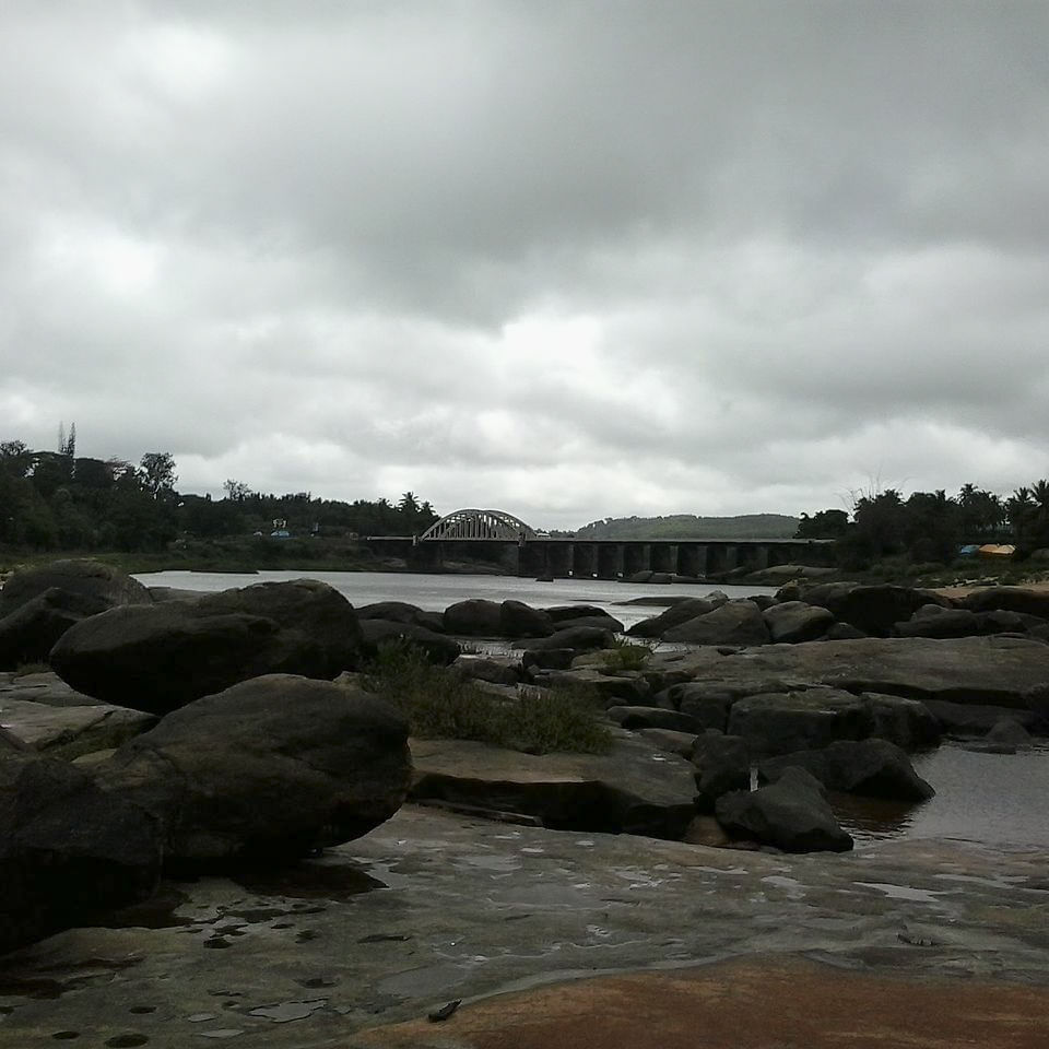 Body of water,Nature,Sky,Water,Water resources,Rock,River,Natural landscape,Cloud,Tree