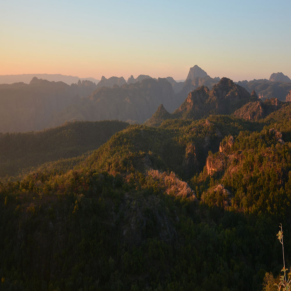 Mountainous landforms,Mountain,Nature,Highland,Ridge,Hill,Hill station,Sky,Mountain range,Wilderness