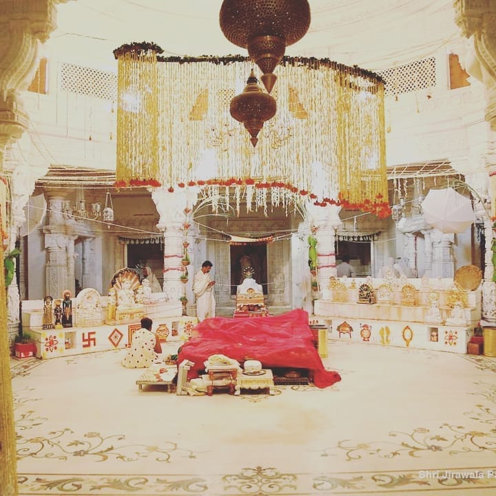 Holy places,Building,Illustration,Architecture,Temple,Hindu temple,Temple,Place of worship,Interior design,Furniture