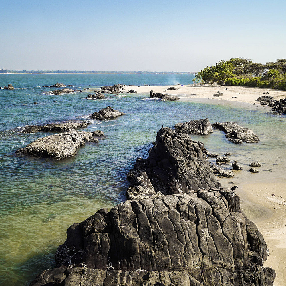 Body of water,Coast,Sea,Shore,Rock,Water,Beach,Ocean,Coastal and oceanic landforms,Sky