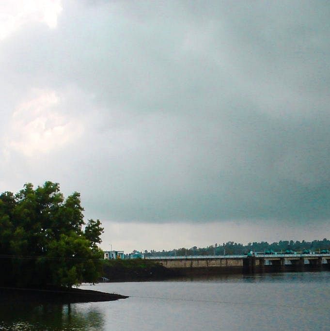 Sky,Cloud,Water,River,Atmospheric phenomenon,Daytime,Water resources,Horizon,Waterway,Tree