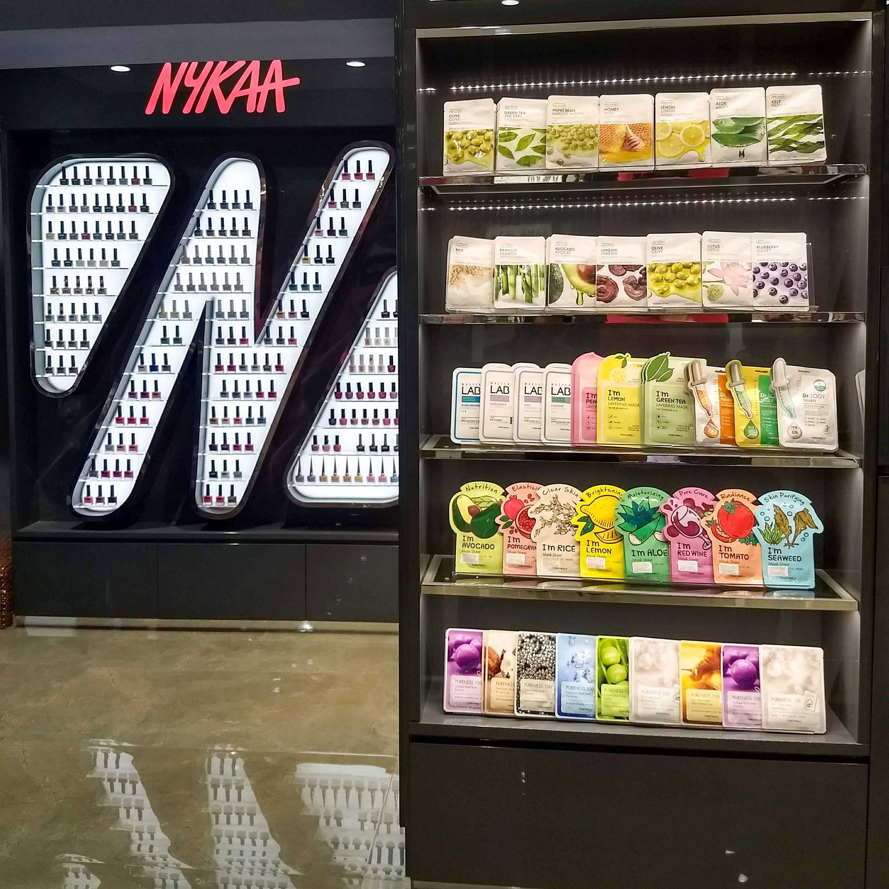 Display case,Snack,Shelf,Machine,Building,Convenience store