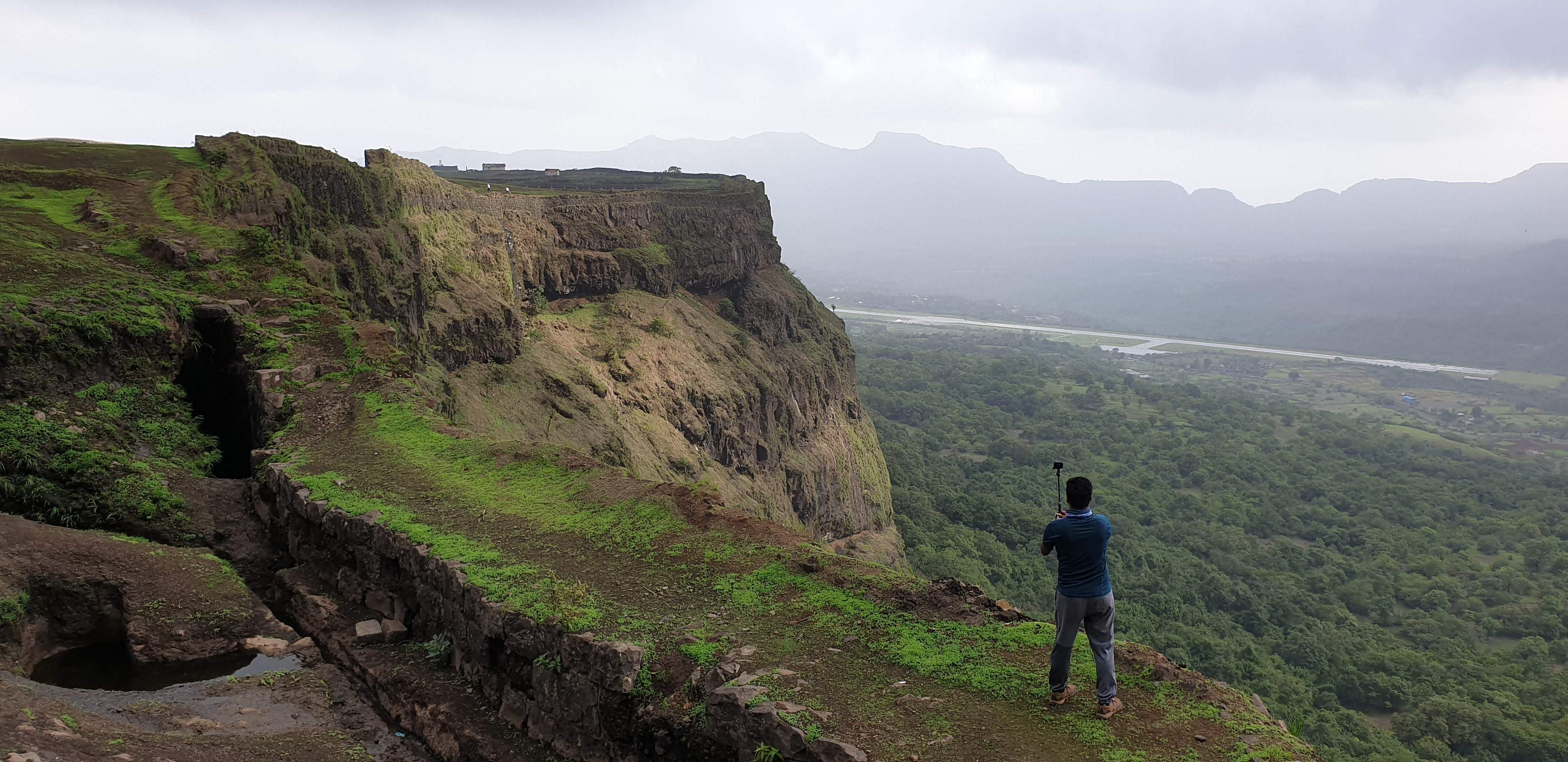 Mountainous landforms,Highland,Cliff,Mountain,Hill,Hill station,Atmospheric phenomenon,Ridge,Terrain,Escarpment