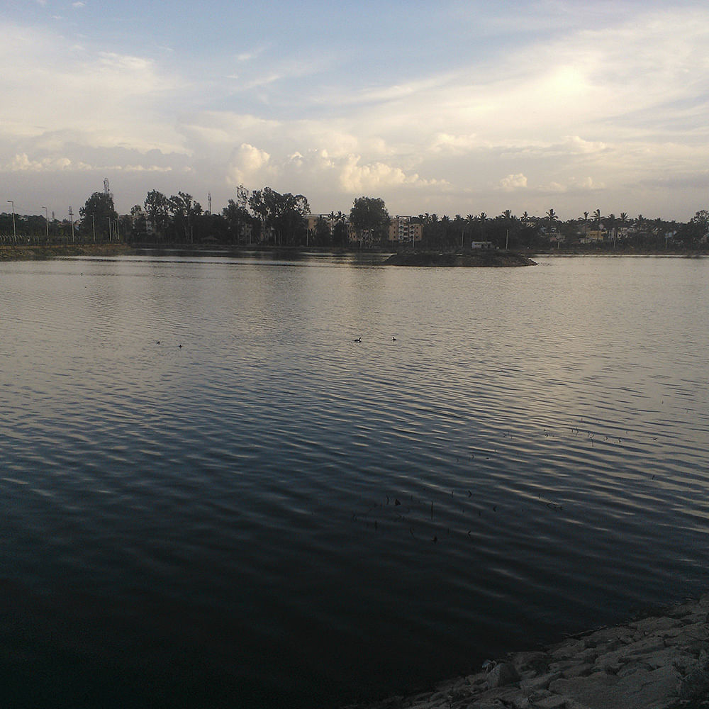 Sky,Water resources,Body of water,Water,Cloud,Horizon,Lake,River,Morning,Daytime