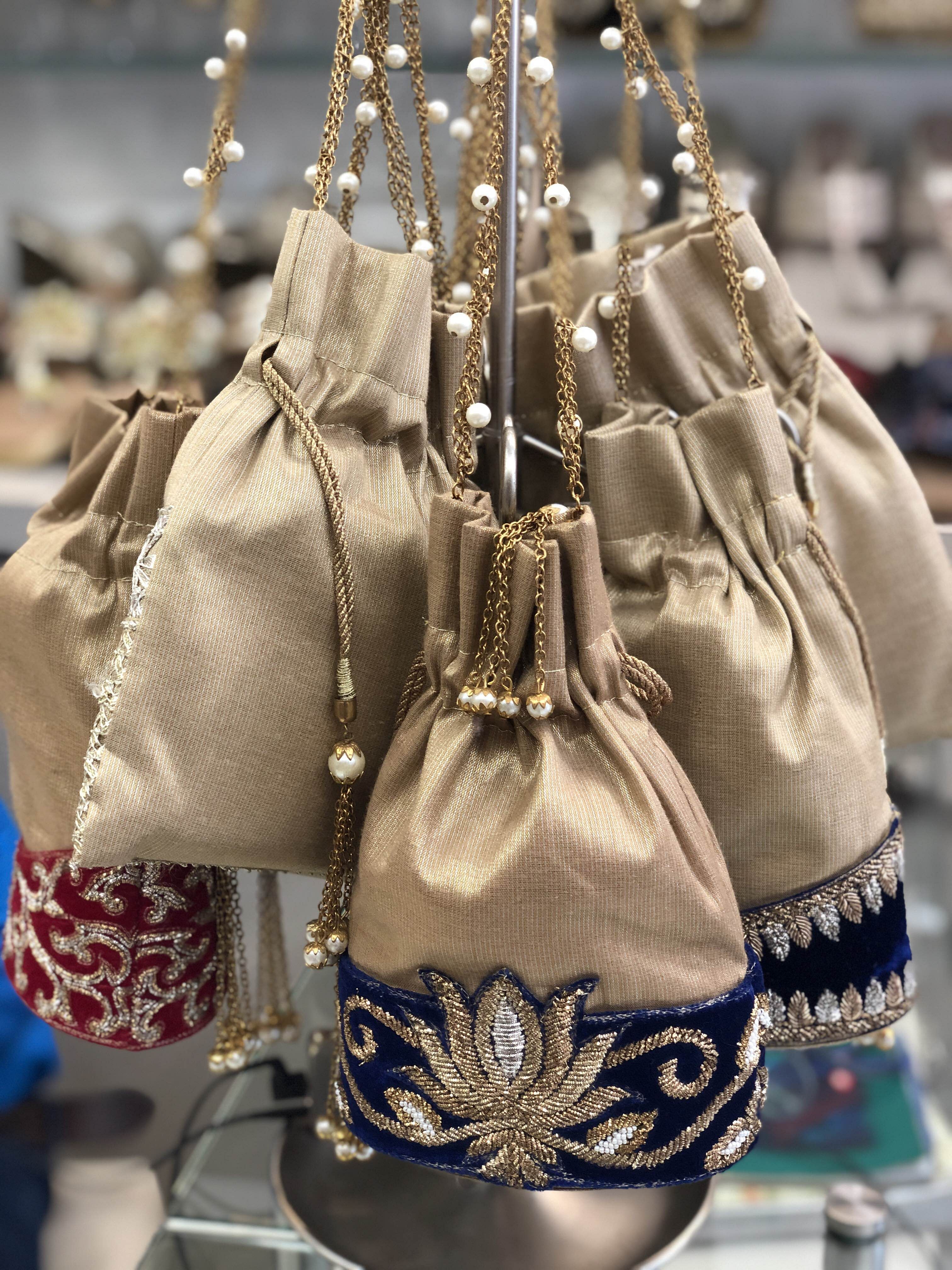 Bag,Handbag,Fashion accessory,Hobo bag,Beige,Shoulder bag,Luggage and bags,Fawn,Metal