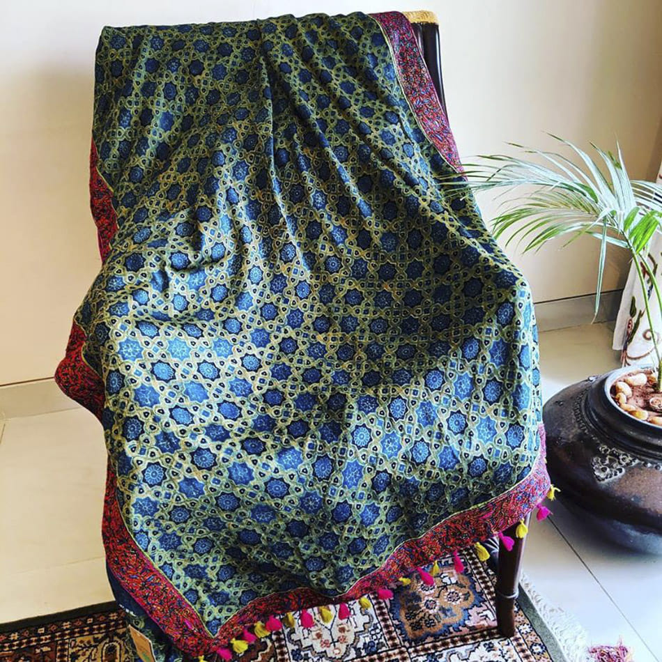 Stole,Textile,Wool,Knitting,Fashion accessory,Pattern,Linens,Pattern,Shawl,Bag