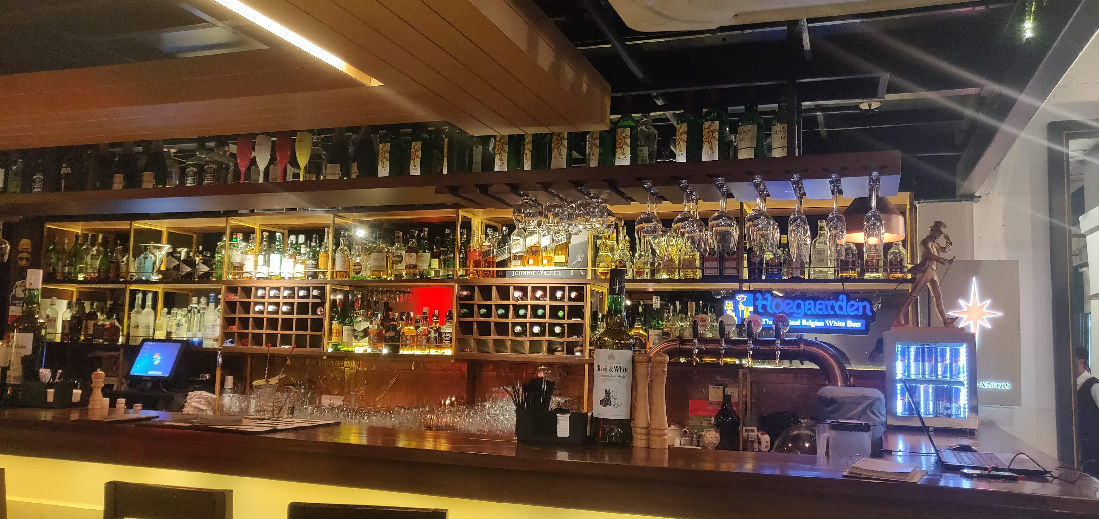 Bar,Drinking establishment,Pub,Building,Barware,Tavern,Alcohol,Distilled beverage,Liquor store,Drink