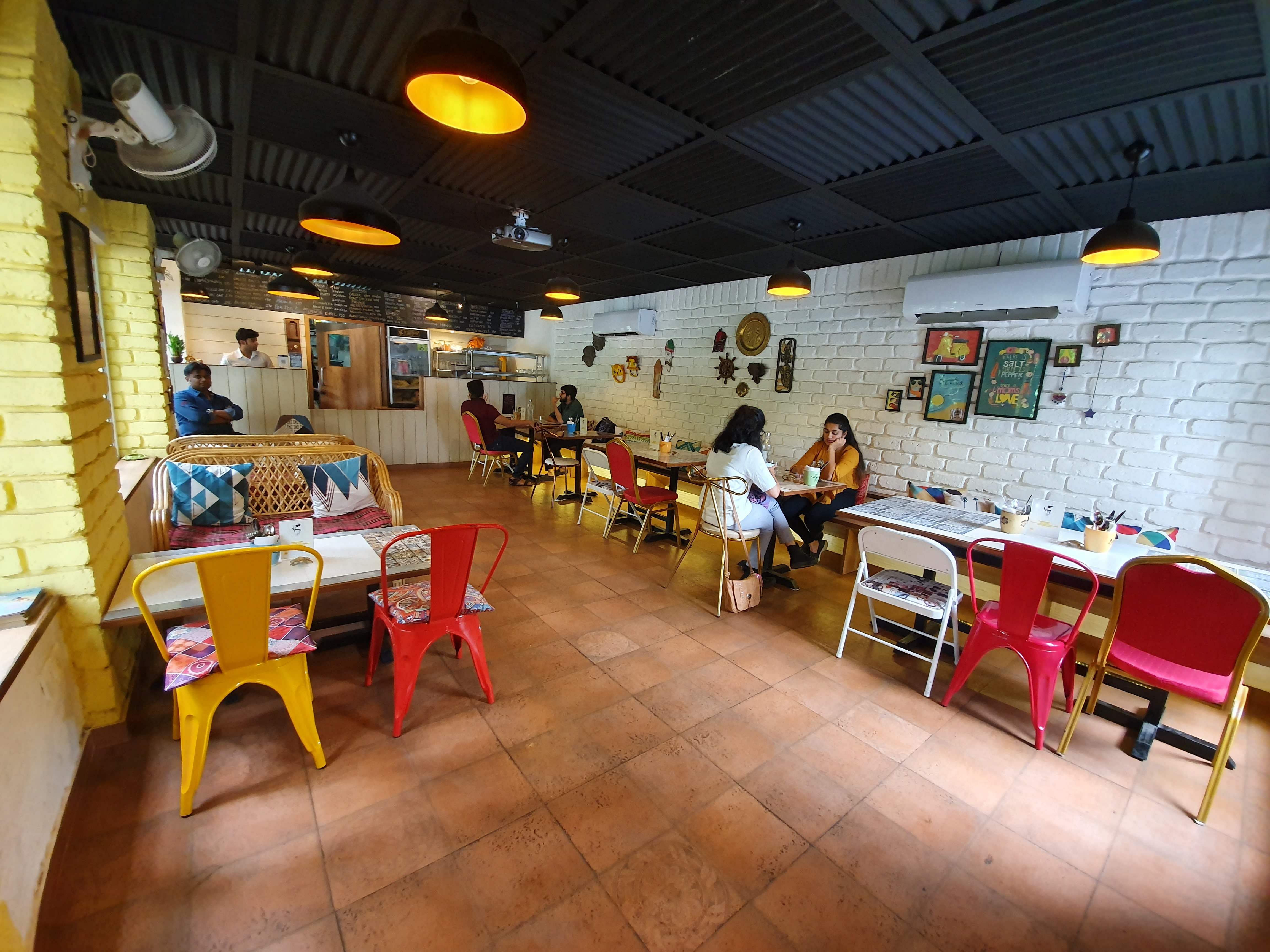 Restaurant,Fast food restaurant,Building,Food court,Cafeteria,Room,Café,Interior design,Coffeehouse