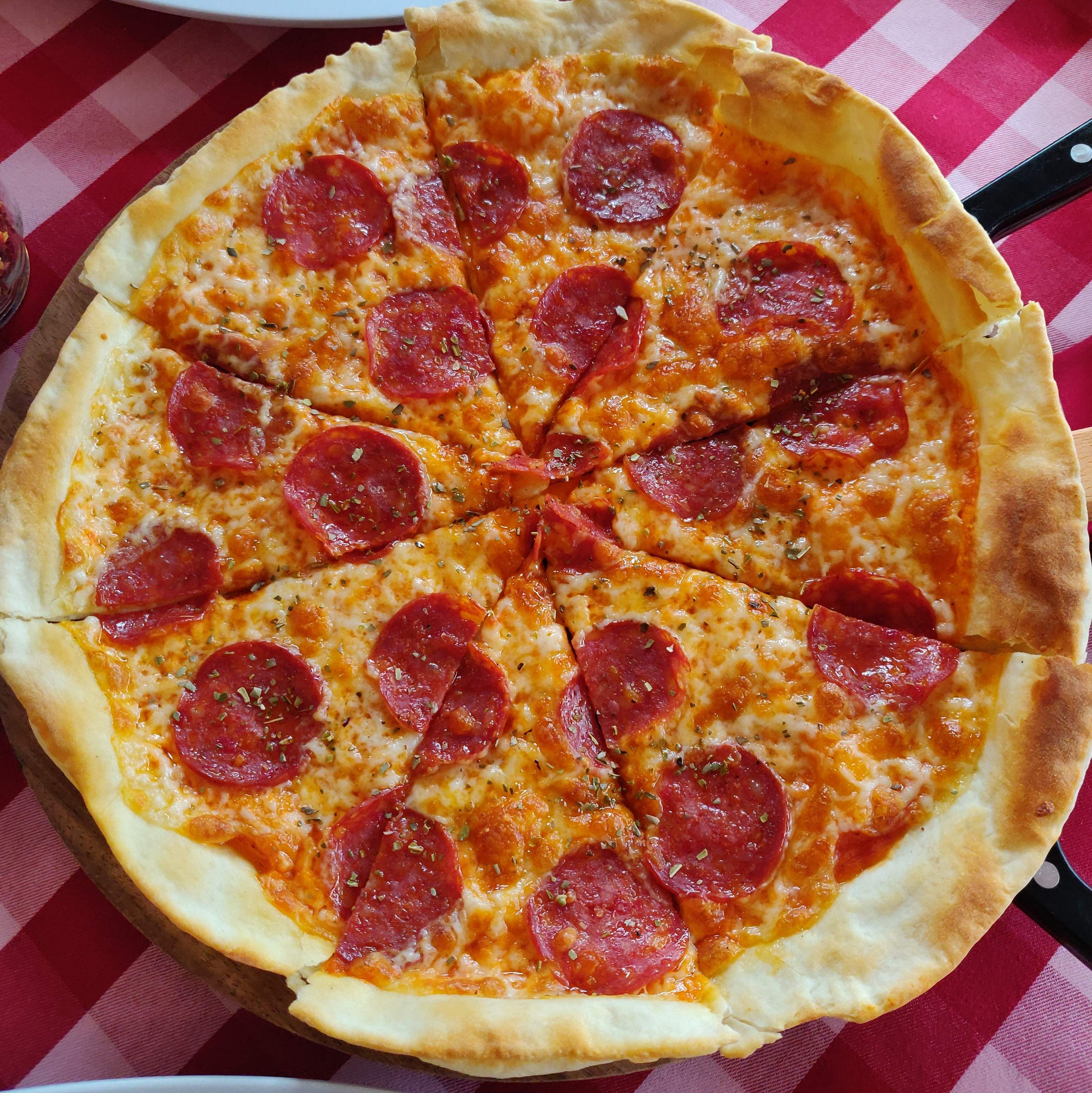 Dish,Food,Pizza,Cuisine,Pepperoni,Pizza cheese,California-style pizza,Ingredient,Junk food,Sicilian pizza