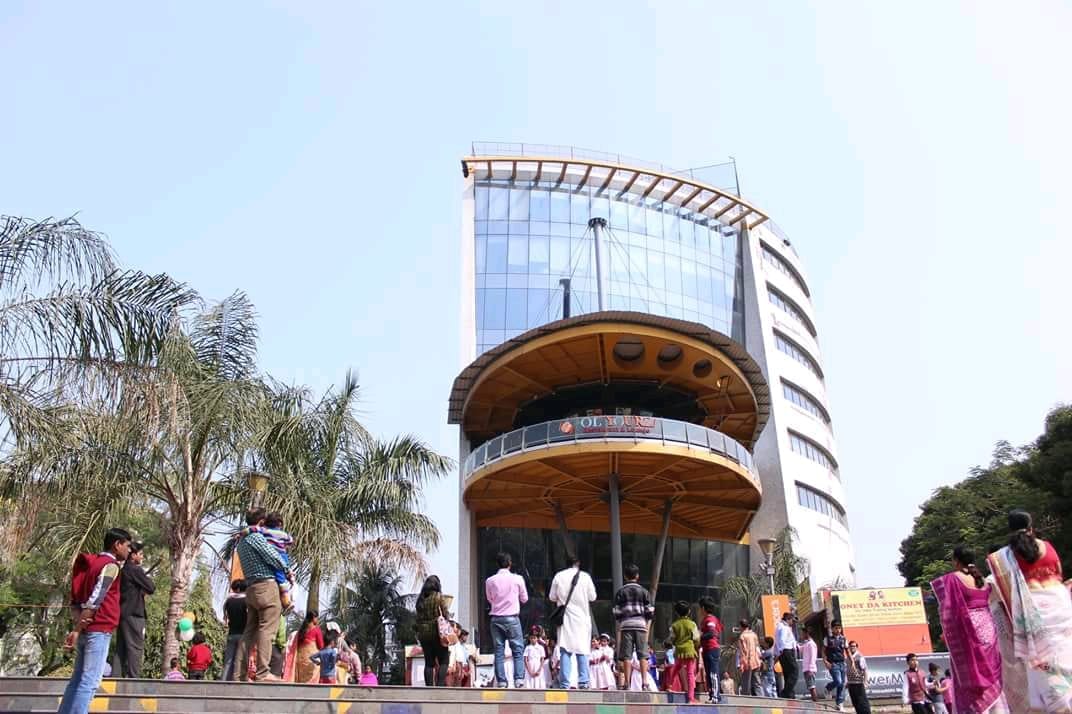 Landmark,Architecture,Building,Leisure,Tourism,Tree,Travel,Tourist attraction,Plant,City