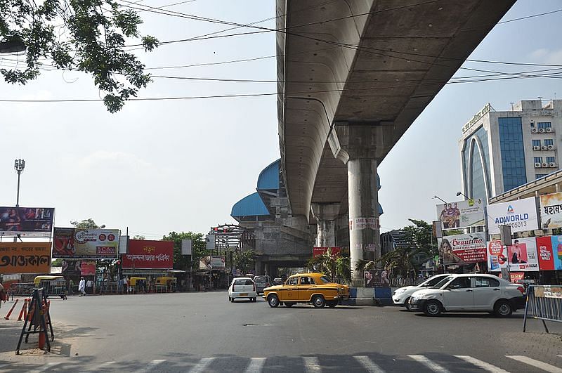 Urban area,Transport,Overpass,Mode of transport,Architecture,Town,Street,Road,Bridge,City