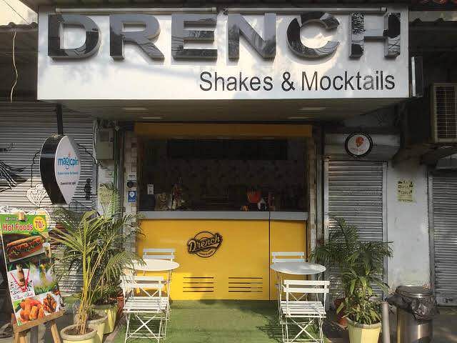 Building,House,Facade,Café,Restaurant,Signage