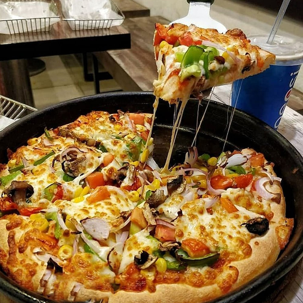 Dish,Pizza,Food,Cuisine,Pizza cheese,California-style pizza,Ingredient,Junk food,Flatbread,Fast food