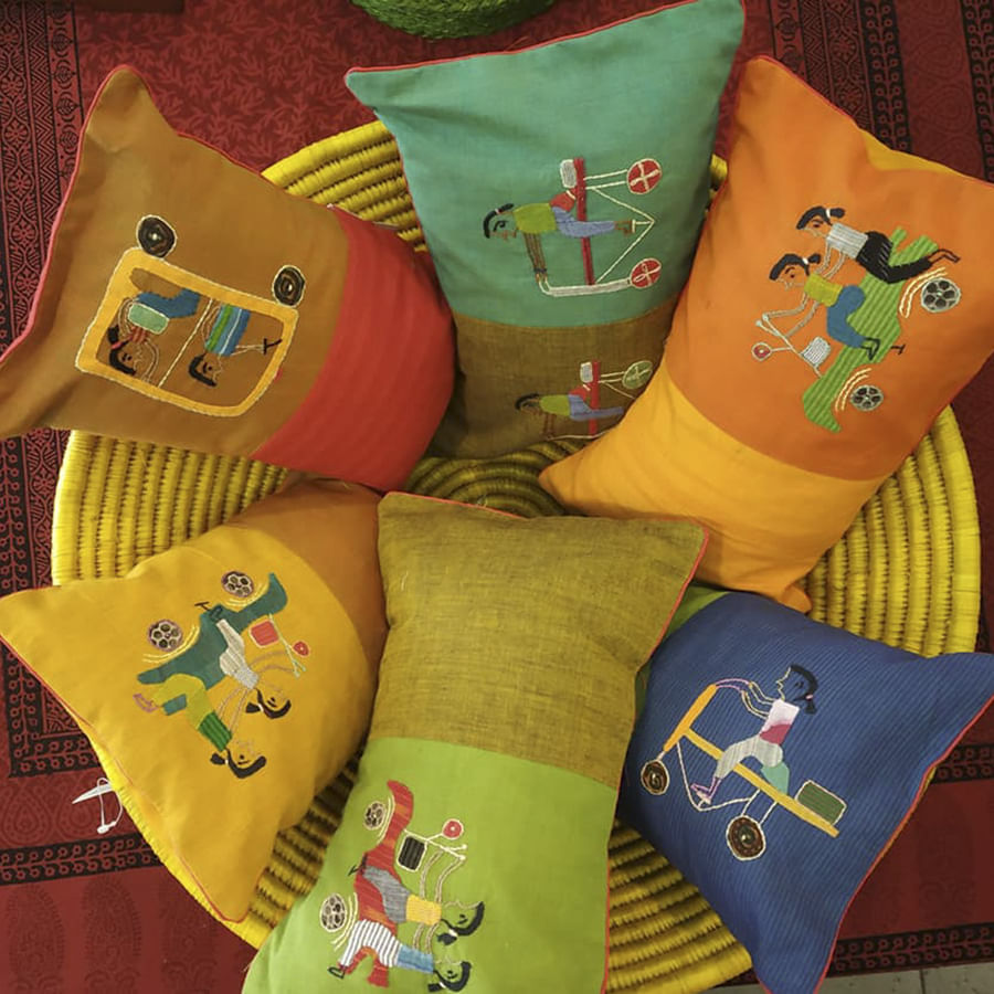 Cushion,Yellow,Pillow,Throw pillow,Orange,Textile,Linens,Furniture