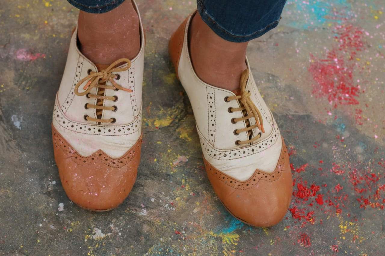 Footwear,Shoe,Tan,Human leg,Brown,Joint,Leg,Ankle,Outdoor shoe,Foot