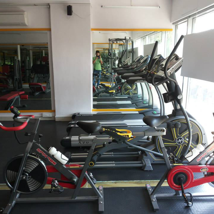 Bicycle,Room,Bicycle accessory,Vehicle,Exercise equipment,Exercise machine,Bicycle wheel,Sport venue,Stationary bicycle,Sports equipment