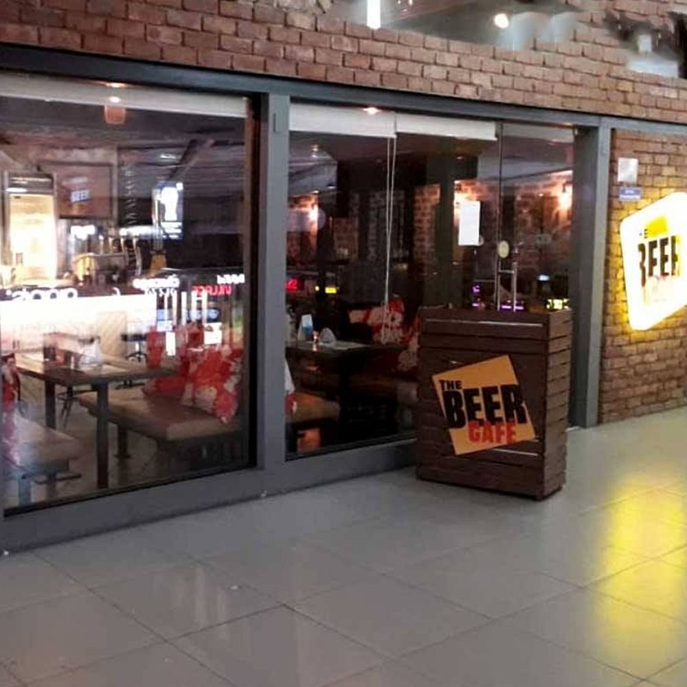 Building,Fast food restaurant,Café,Food court,Restaurant,Retail,Interior design,Outlet store