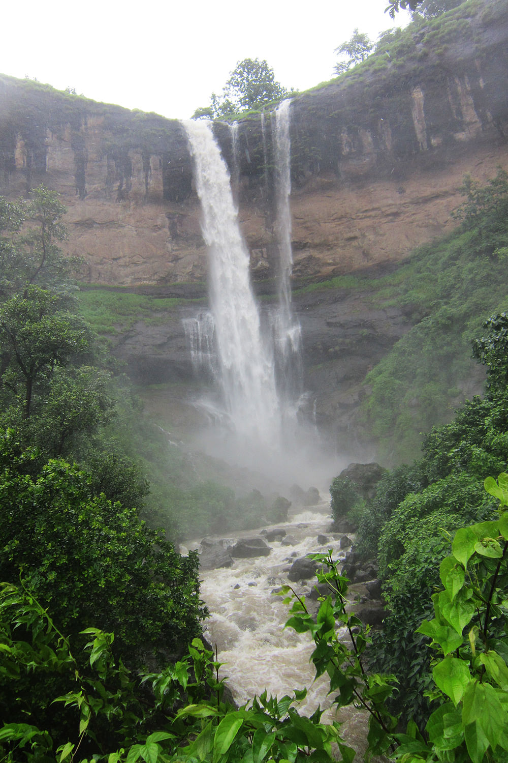 Waterfall,Water resources,Body of water,Water,Nature,Natural landscape,Nature reserve,Vegetation,Watercourse,Chute