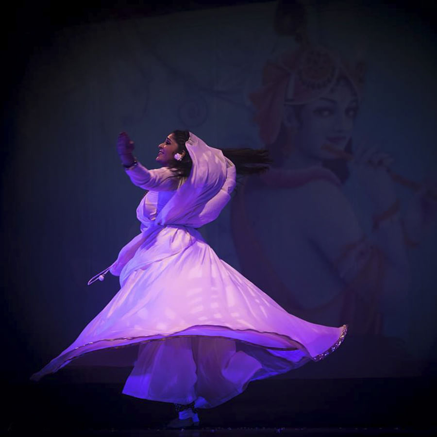 Entertainment,Purple,Performing arts,Performance,Dance,Dancer,Performance art,Violet,Light,Stage