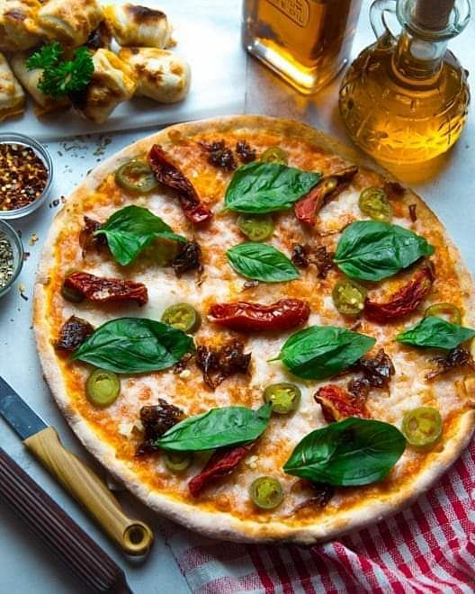 Dish,Food,Cuisine,Pizza,Pizza cheese,Ingredient,California-style pizza,Flatbread,Basil,Italian food