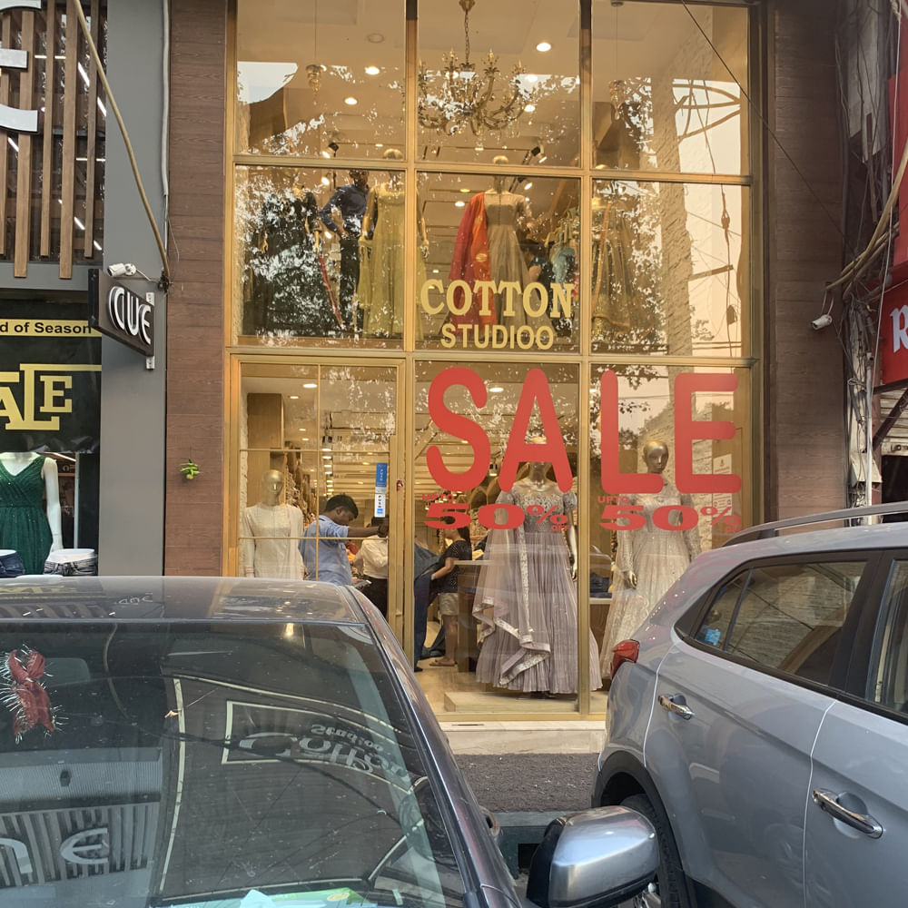 Urban area,Mode of transport,Vehicle,Vehicle door,Automotive exterior,Car,Window,Street,Automotive window part,Glass