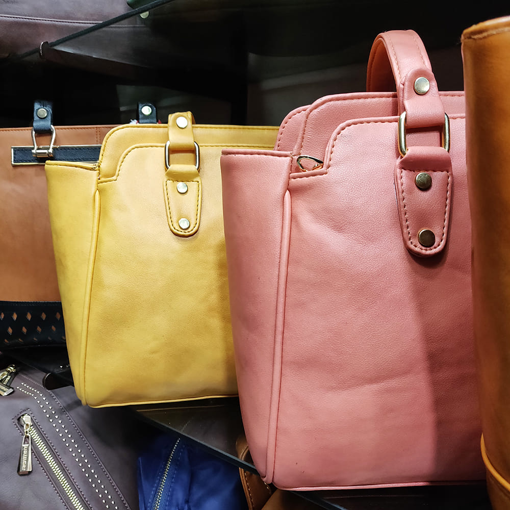 Bag,Handbag,Leather,Yellow,Brown,Fashion accessory,Tan,Hand luggage,Beige,Baggage