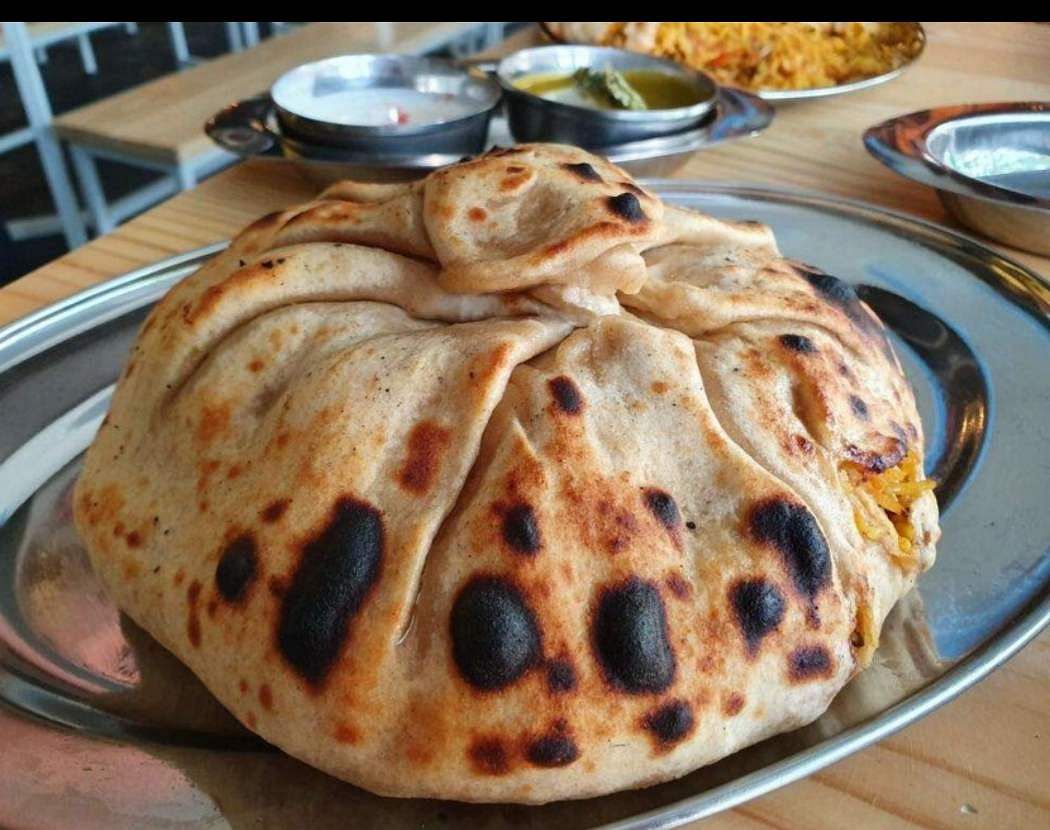 Dish,Food,Cuisine,Naan,Ingredient,Flatbread,Baked goods,Produce,Kulcha,Staple food