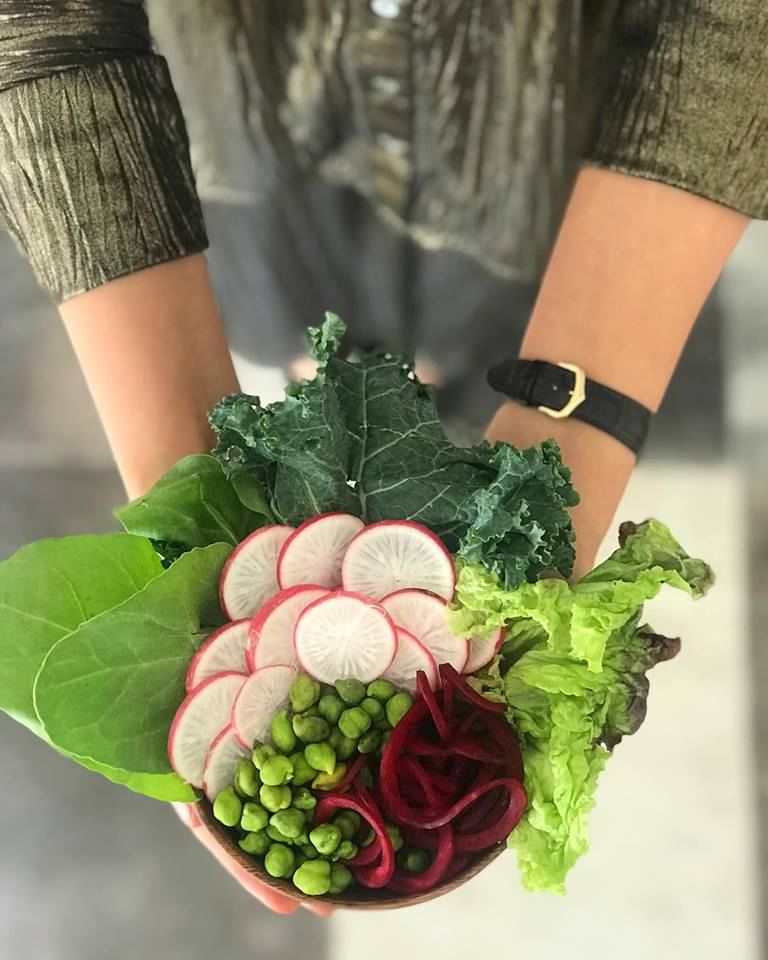 Radish,Leaf vegetable,Flower,Plant,Floral design,Vegetable,Floristry,Cruciferous vegetables,Hand,Flower Arranging