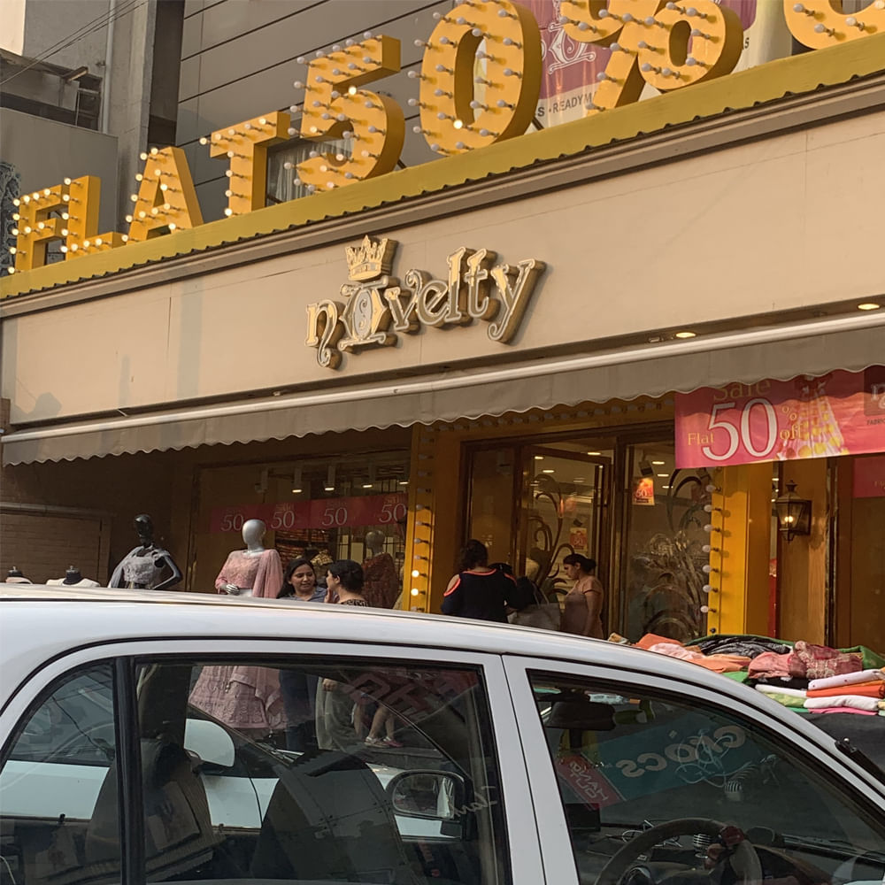 Building,Vehicle,Car,Automotive exterior,Facade,Outlet store,Fast food restaurant,Subcompact car,Signage