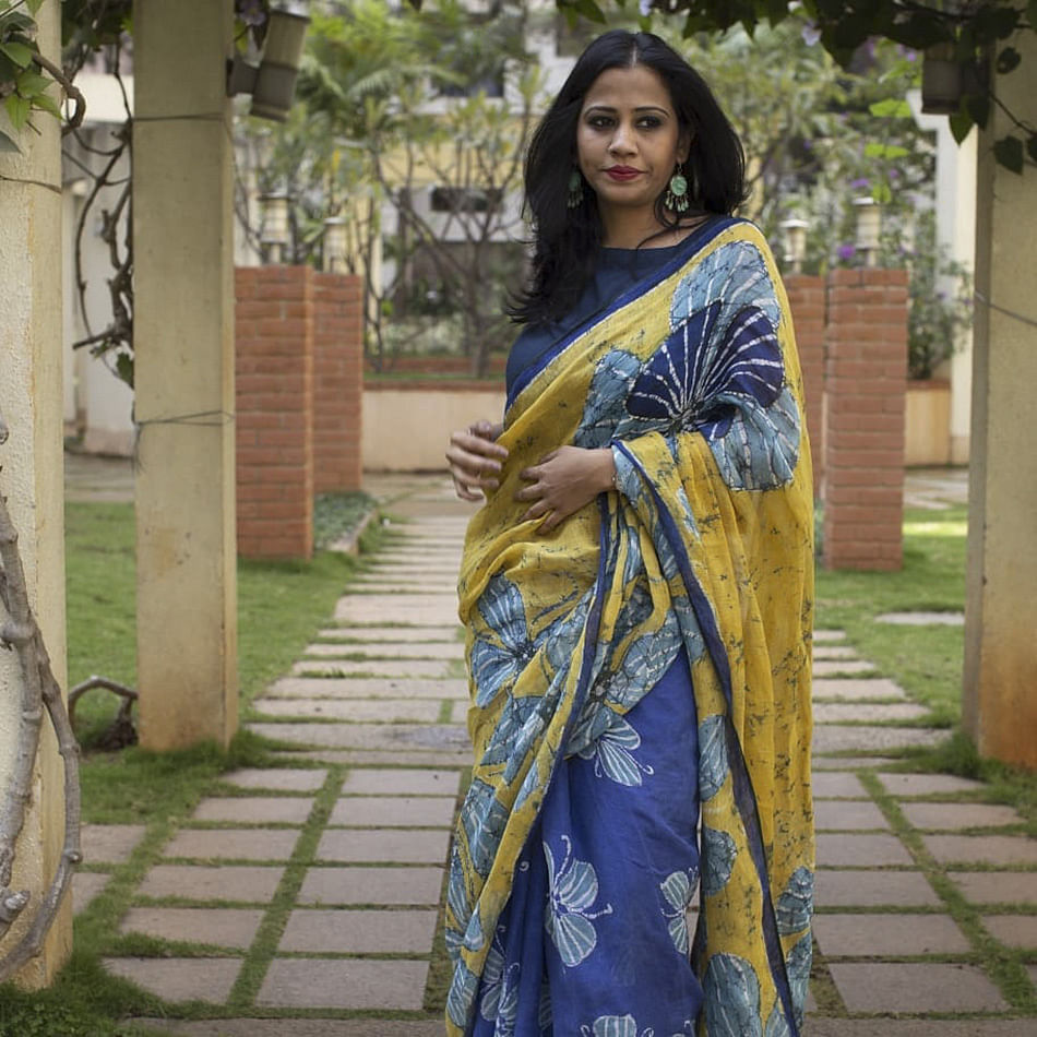 Clothing,Sari,Yellow,Formal wear,Photo shoot,Textile,Photography,Electric blue,Blouse,Long hair