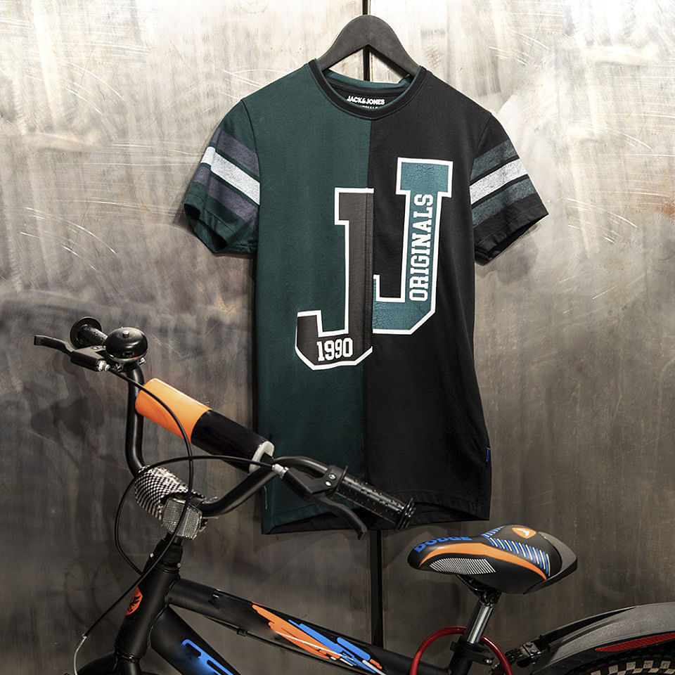 Sportswear,T-shirt,Clothing,Bicycle handlebar,Sports uniform,Jersey,Bicycle,Cycling,Sleeve,Bicycle part