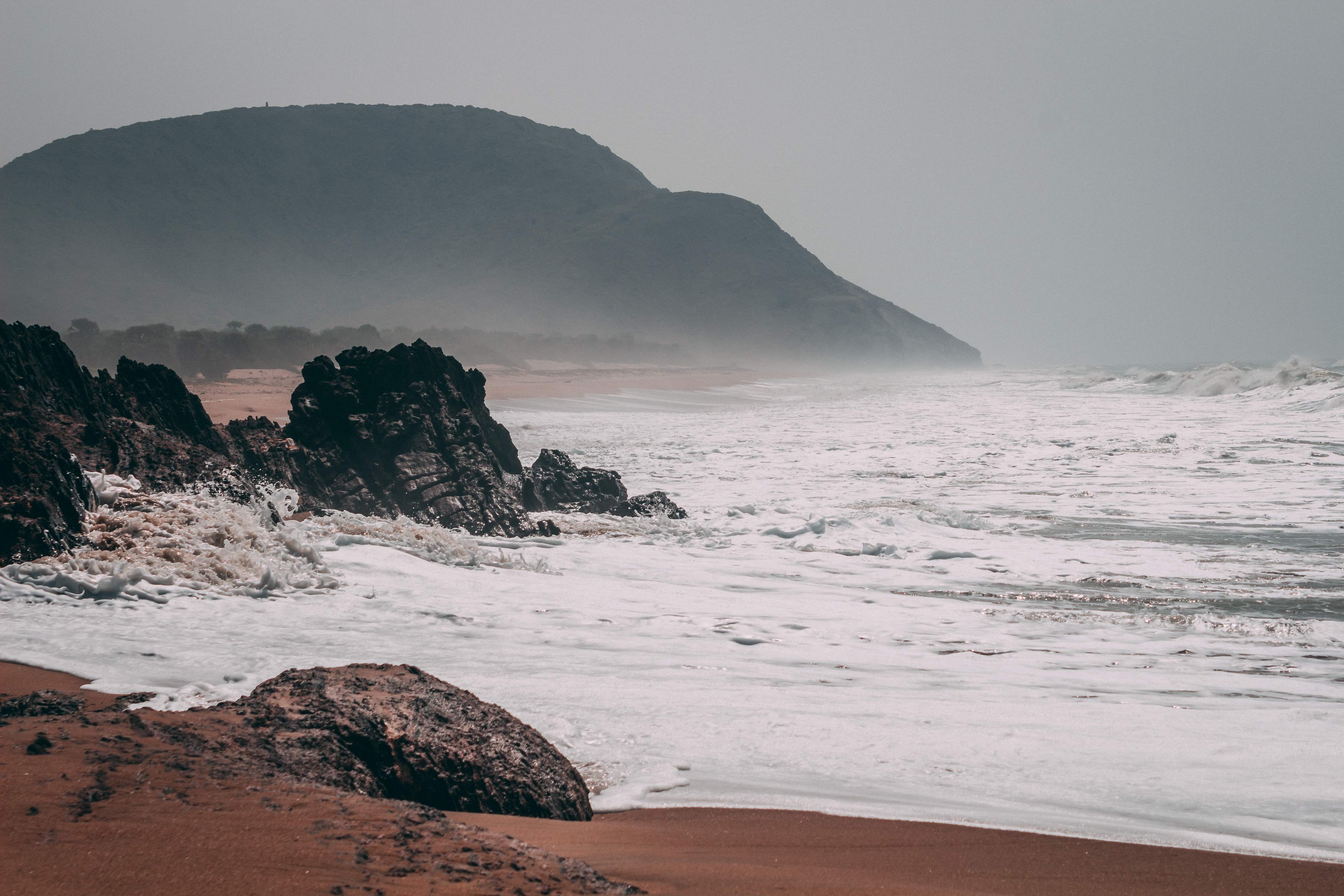 Body of water,Wave,Sea,Coast,Beach,Shore,Ocean,Wind wave,Headland,Atmospheric phenomenon