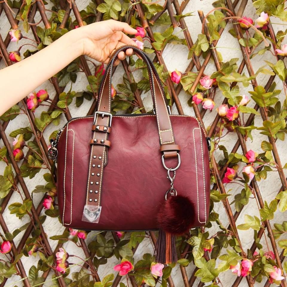 Handbag,Bag,Shoulder bag,Fashion accessory,Pink,Brown,Leather,Hand luggage,Material property,Magenta