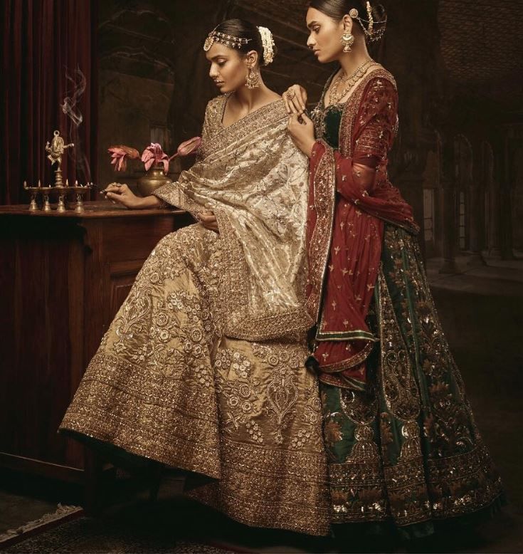 Clothing,Lady,Formal wear,Dress,Victorian fashion,Fashion,Sari,Fashion design,Textile,Gown