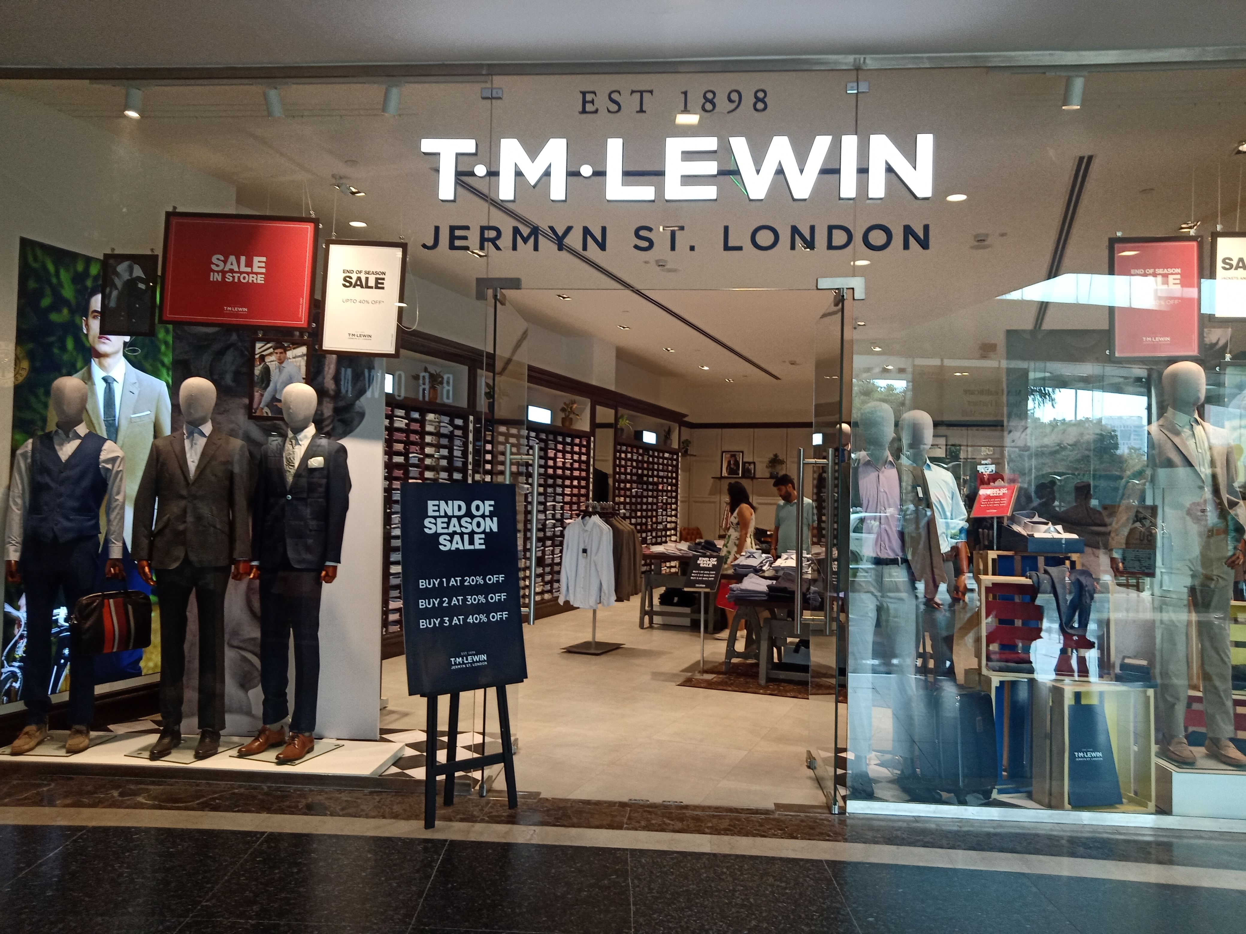 Outlet store,Building,Shopping mall,Retail,Shopping,Display window,Trade,City,Boutique