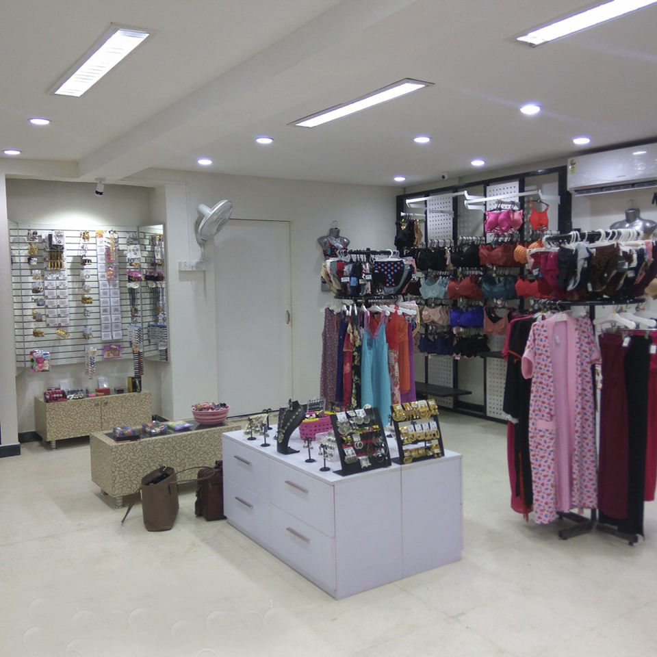 Boutique,Outlet store,Clothing,Retail,Building,Product,Fashion,Footwear,Shopping mall,Room