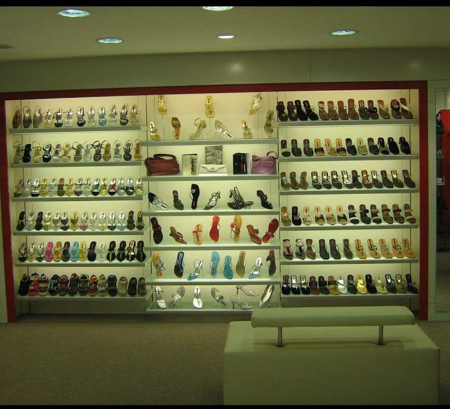 Display case,Building,Collection,Eyewear,Retail,Outlet store,Glasses