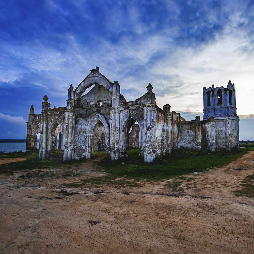 Ruins,Sky,Building,Architecture,Cloud,Castle,Highland,House,Historic site,Estate