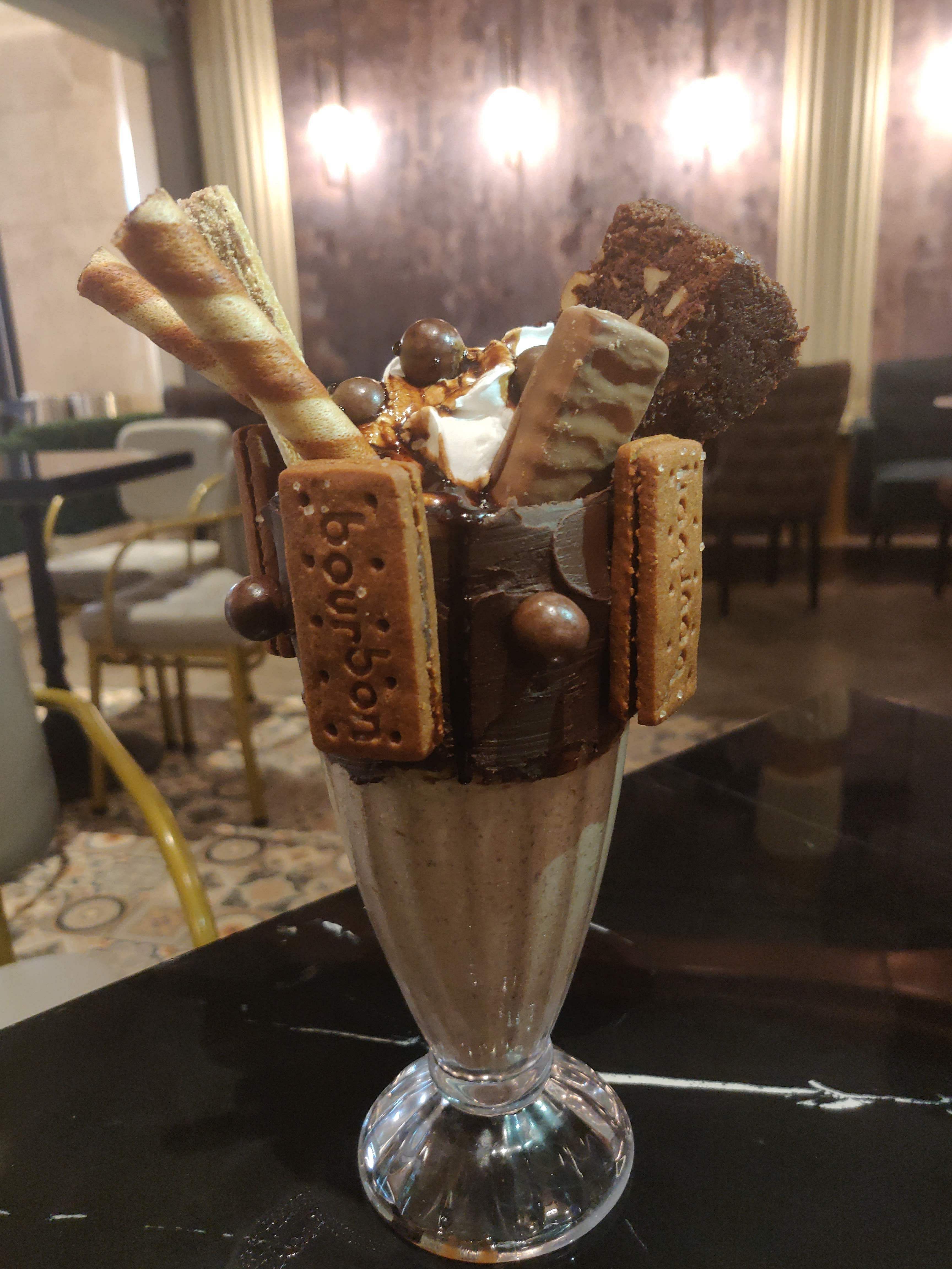 Chocolate ice cream,Milkshake,Ice cream,Frozen dessert,Food,Dessert,Gelato,Drink,Sundae,Dairy