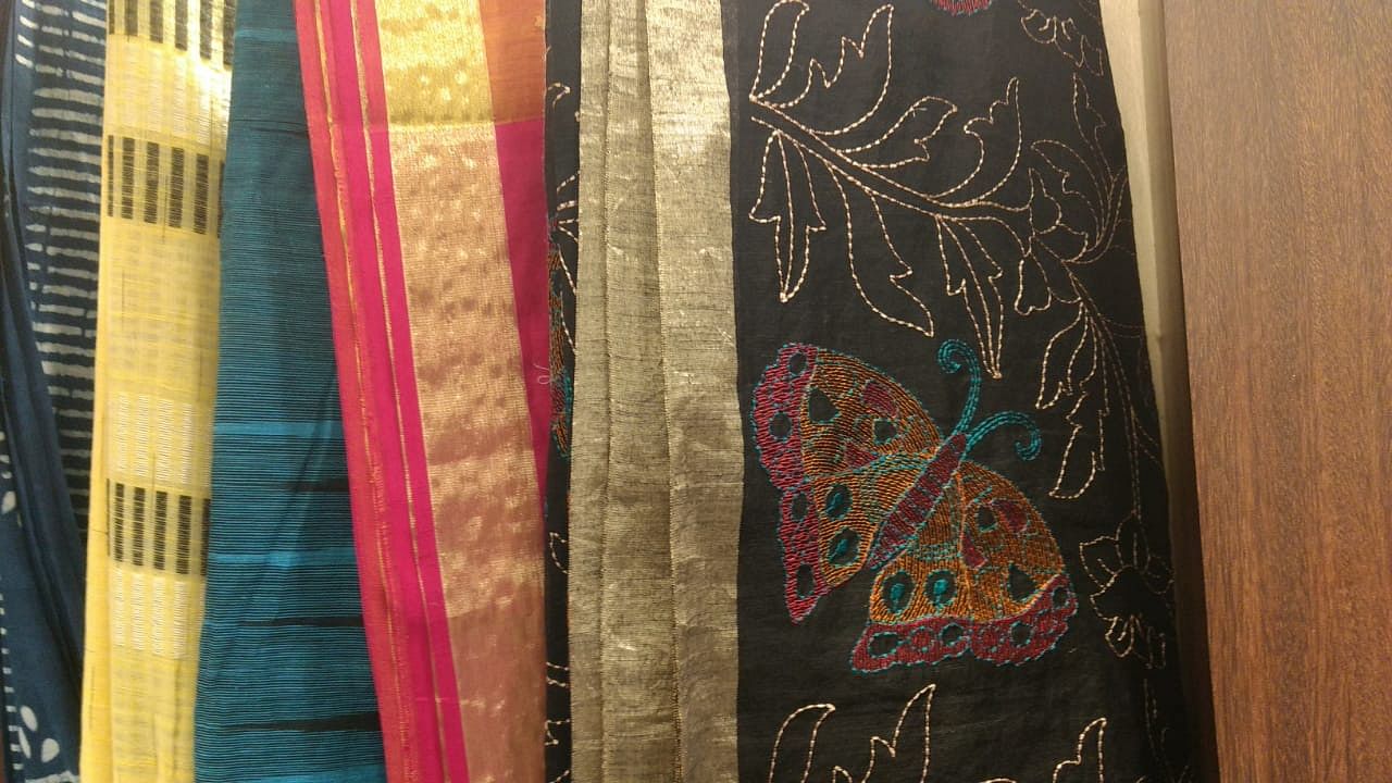 Textile,Motif,Visual arts,Pattern,Linens,Magenta,Pattern,Stole,Art,Wood