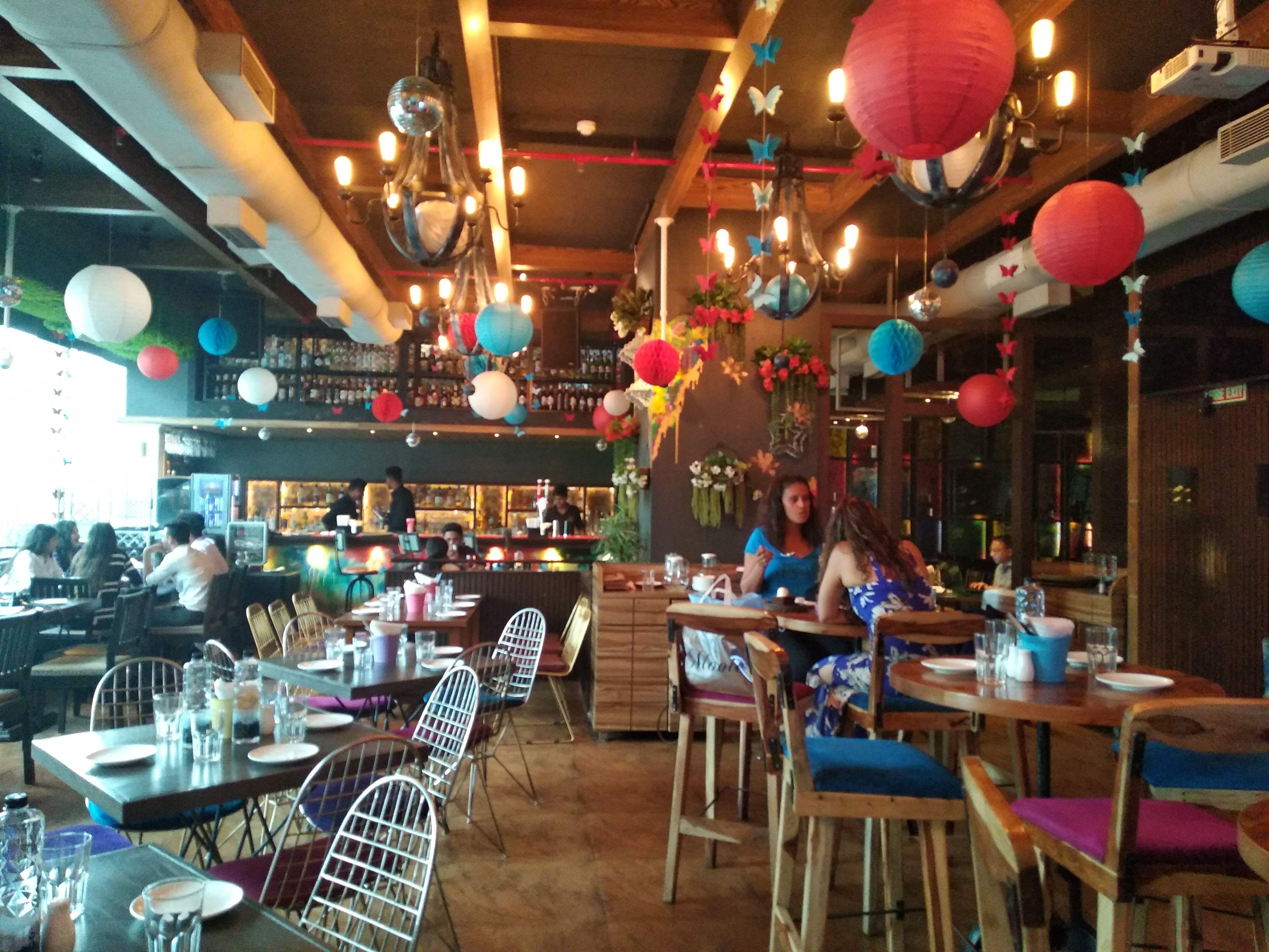 Restaurant,Café,Building,Table,Cafeteria,Food court,Coffeehouse,Business,Interior design,Diner