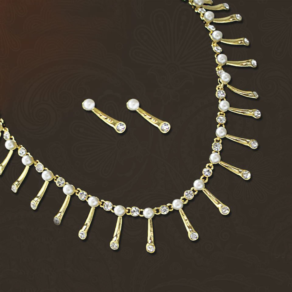 Jewellery,Necklace,Fashion accessory,Body jewelry,Chain,Metal,Font,Gold,Ear,Silver