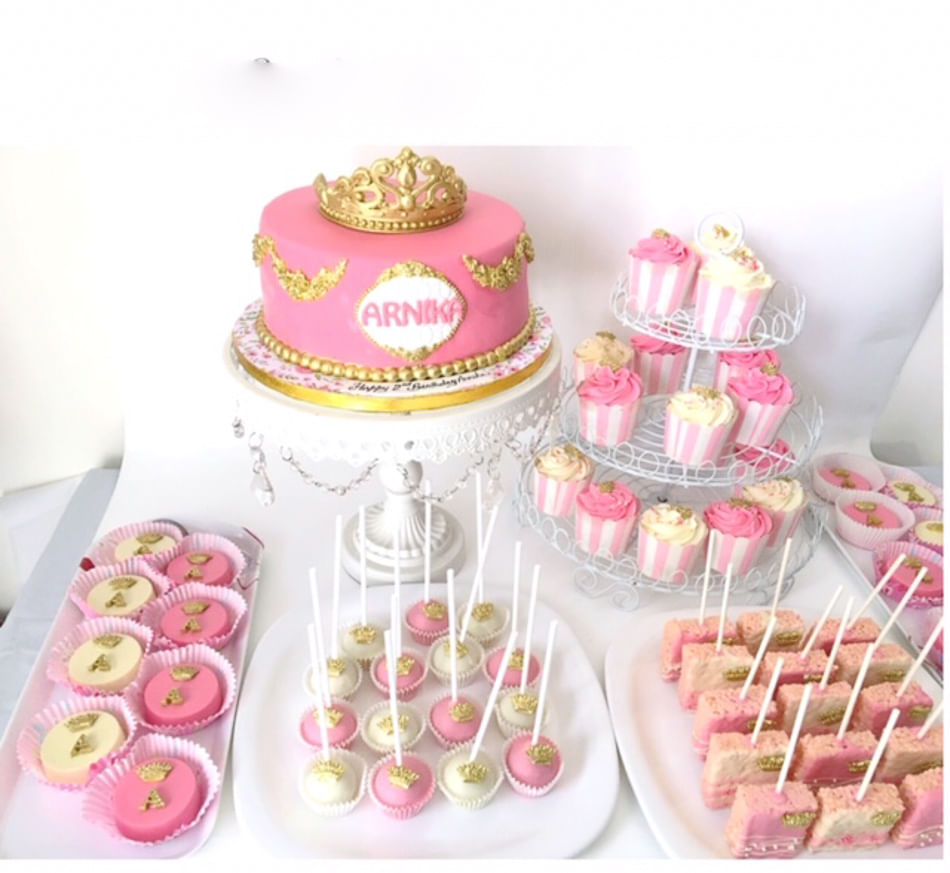 Pink,Cake,Food,Dessert,Cake decorating,Pasteles,Sugar paste,Icing,Sweetness,Baked goods
