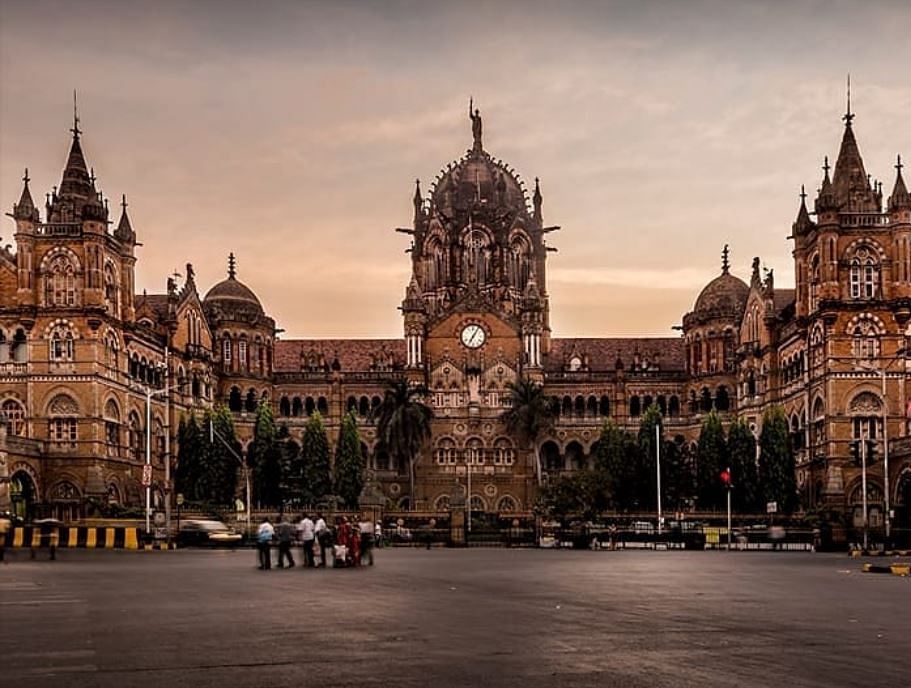 Landmark,City,Plaza,Sky,Town square,Public space,Architecture,Building,Human settlement,Town