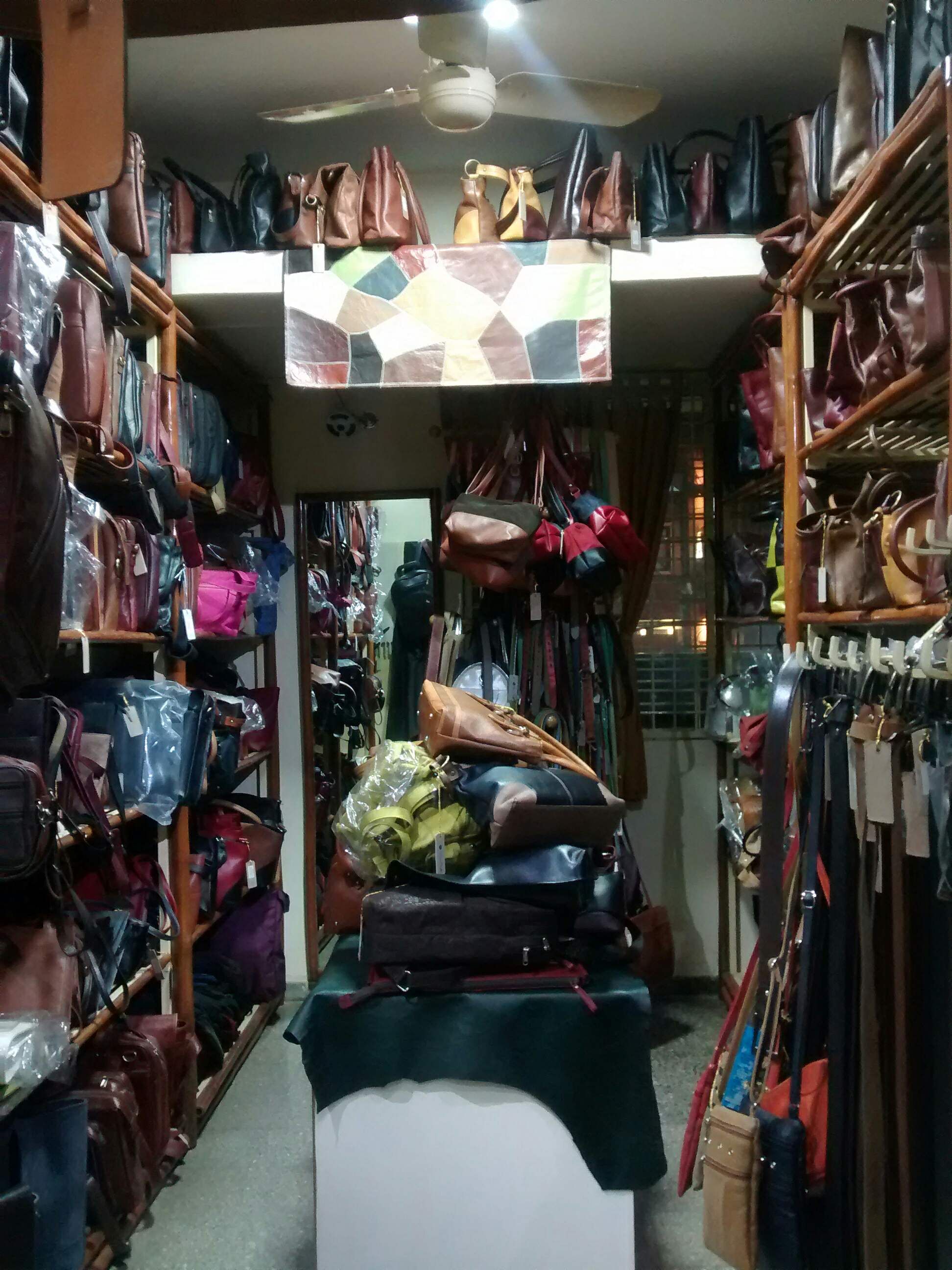 Boutique,Outlet store,Closet,Shopping,Room,Retail,Building,Bazaar,Marketplace,Textile