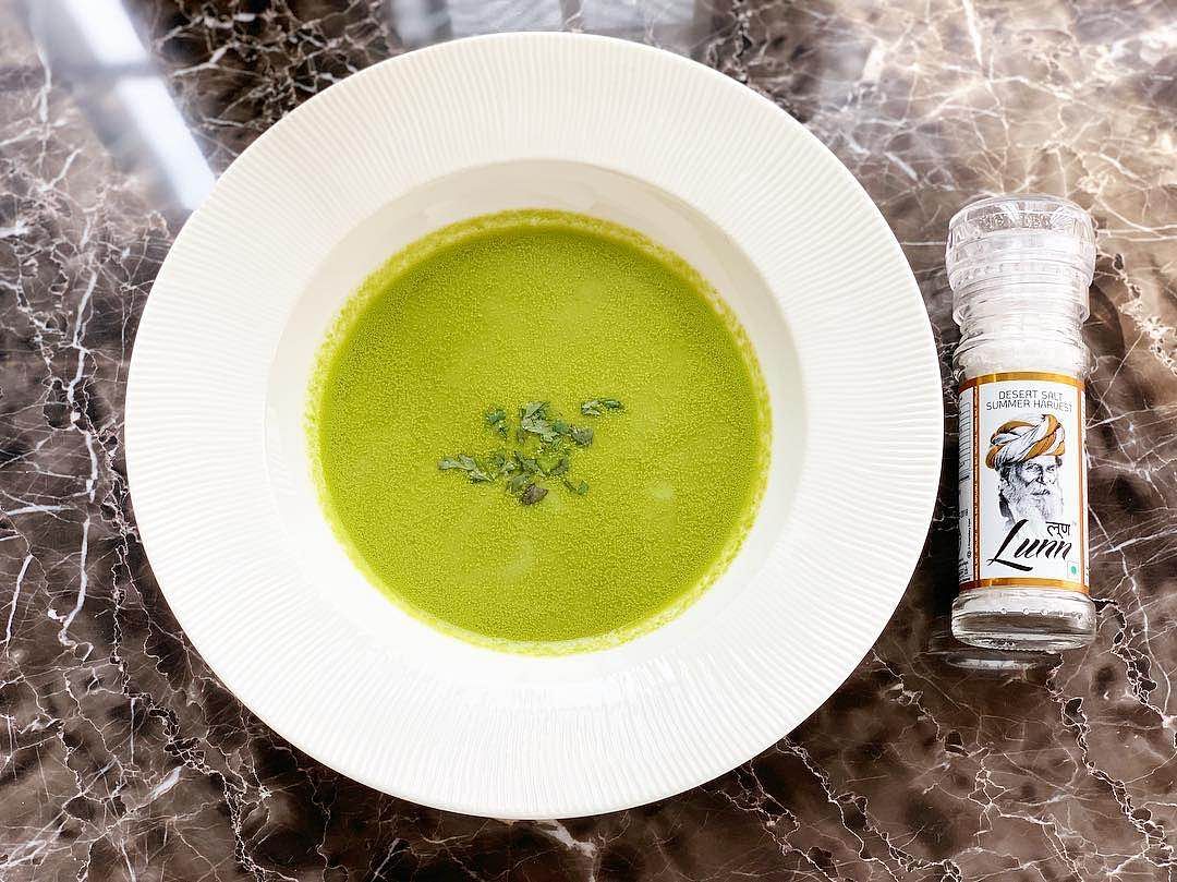 Pea soup,Dishware,Plate,Platter,Drink,Potage,Food,Leek soup,Velouté sauce,Dish