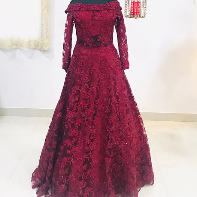 Clothing,Dress,Gown,Shoulder,Red,Formal wear,Fashion model,Fashion,Sleeve,Maroon